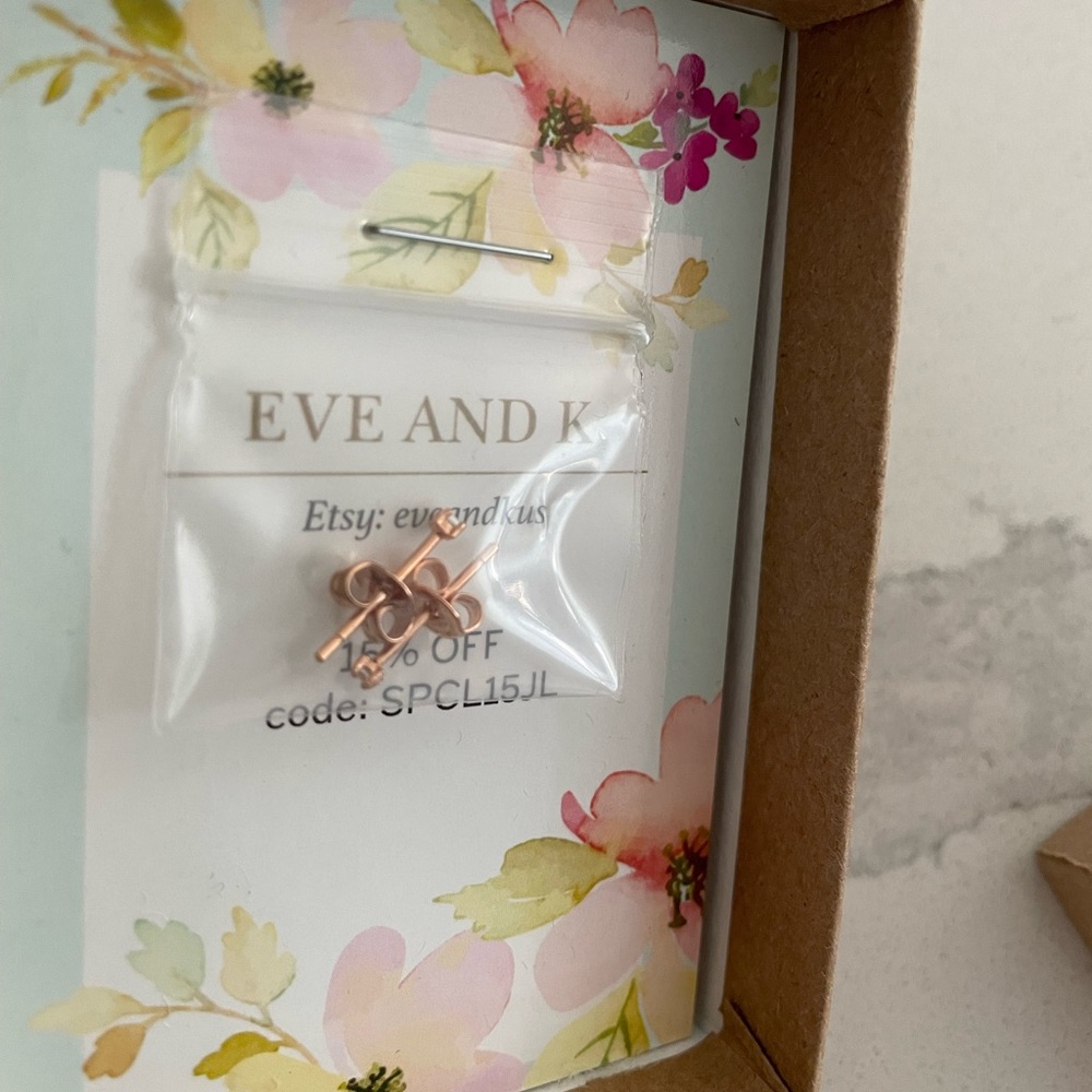 Gold plated stud earrings. (Rose gold)